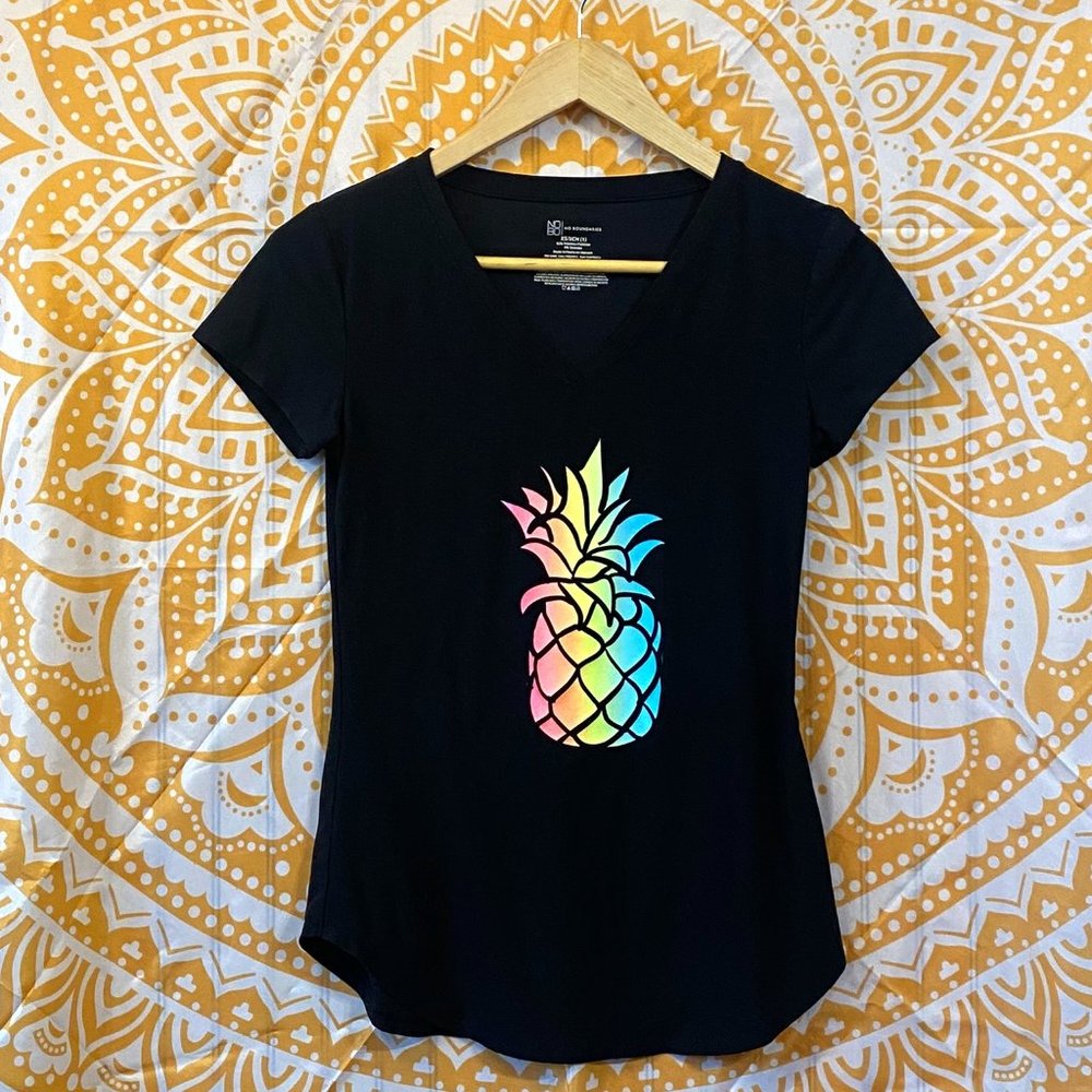 NO BOUNDARIES Juniors size XS Tee V-neck Neon Pineapple